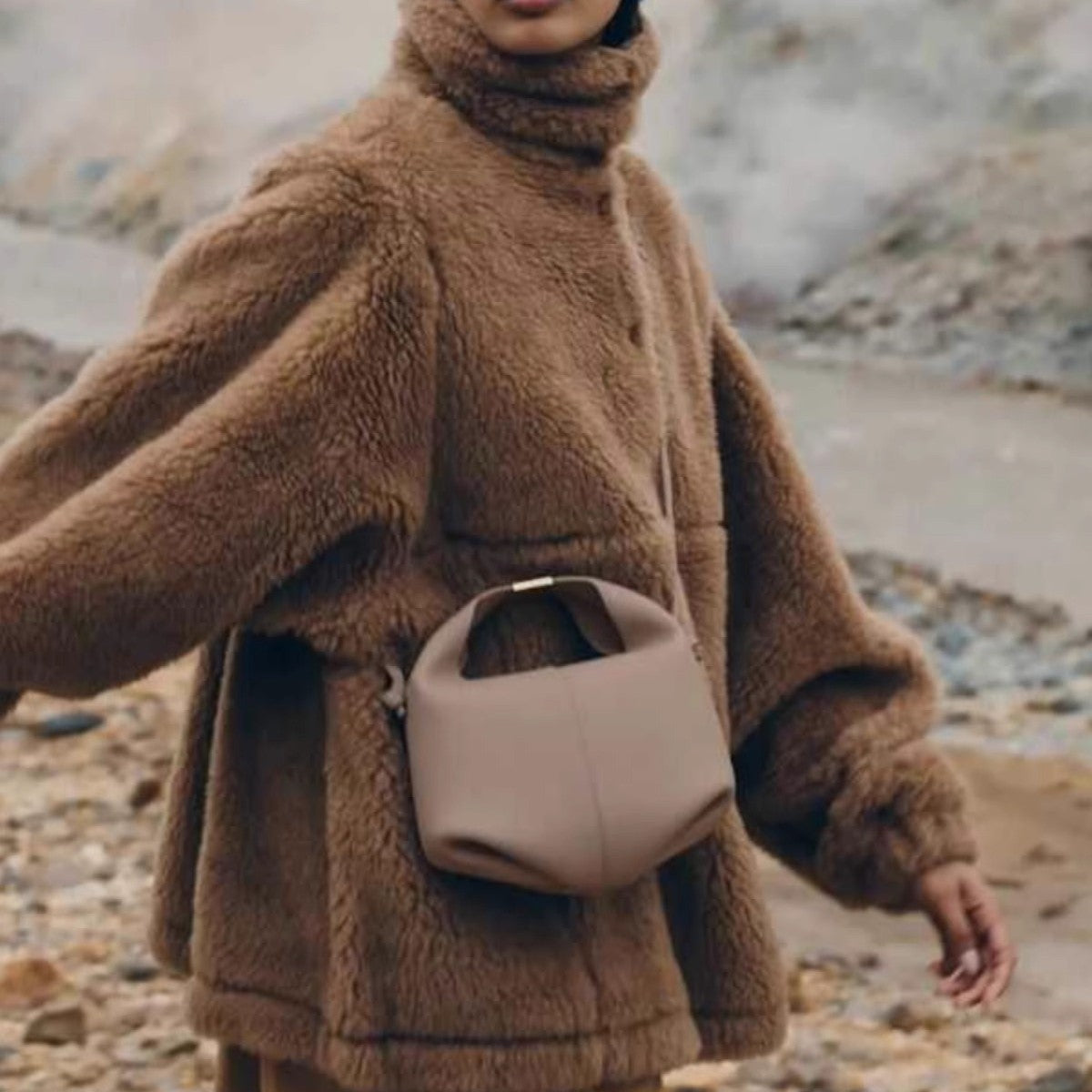 [Celebrity Same Style] Polene Béri Gray Lychee Leather Handheld Crossbody Bag